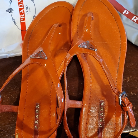 Prada Vernice metal triangle logo slingback flat sandal - Picture 4 of 5